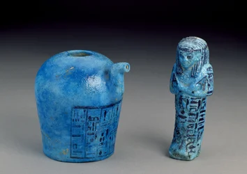 Vasija de libación inscrita para el sacerdote de Amón, Amenemope y Shawabti de la Tumba 148, Tebas, Nuevo Reino, c.1193-1080 a.C. (loza vidriada)